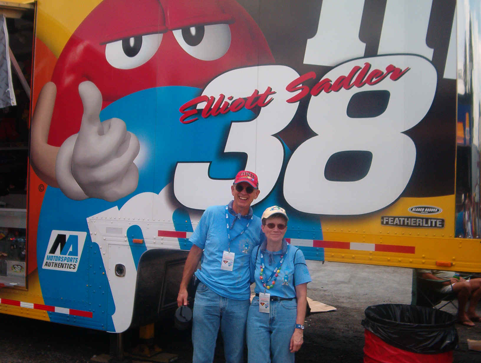 #01 Ron & Kathy @ M&M Truck.jpg (414822 bytes)